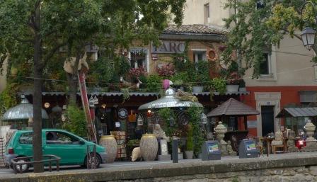 Geschäftiges Markttreiben am Wochenmarkt in L’Isle sur la Sorgue